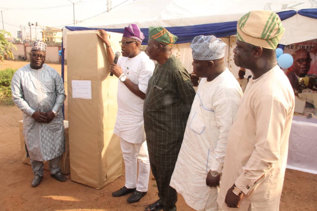 Dr. Nureni Adeniran and others presenting gift to Alh. Agboluaje
