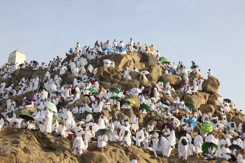 Pilgrims-gather-for-prayers-at-Mount-Arafat